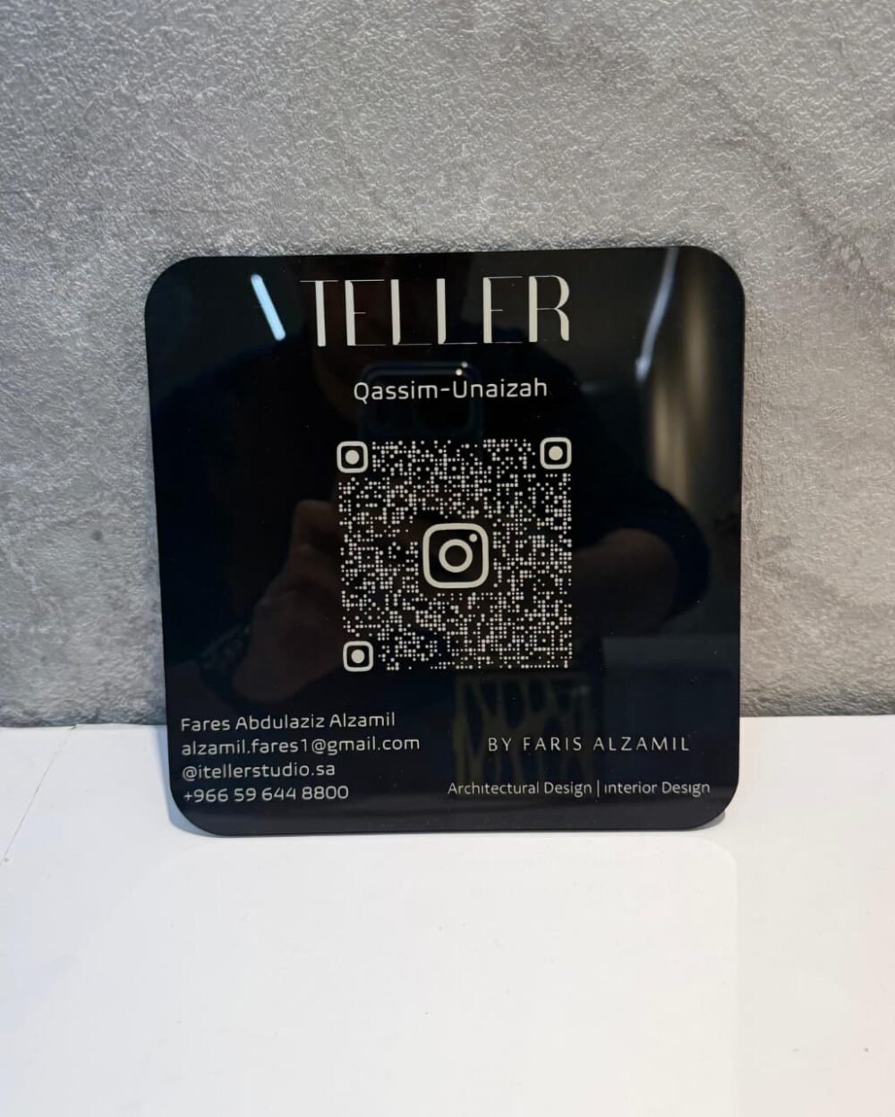 لوحة "ستاند" أكريليك ذكية لبيانات التواصل.